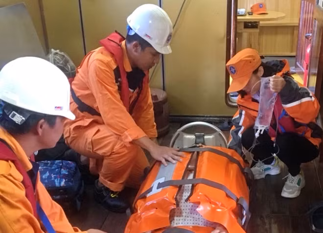 Nhân viên tàu SAR 27-10 của Nha Trang MRCC sơ cứu bệnh nhân trong hải trình chuyển tải vào đất liền