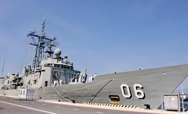 Hai tàu hải quân Hoàng Gia Australia cập cảng quốc tế Cam Ranh