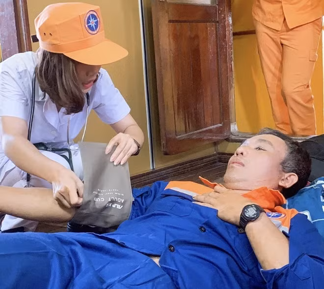 Đưa ngư dân Trương Công Sang về đến cảng Nha Trang. Ảnh : MRCC