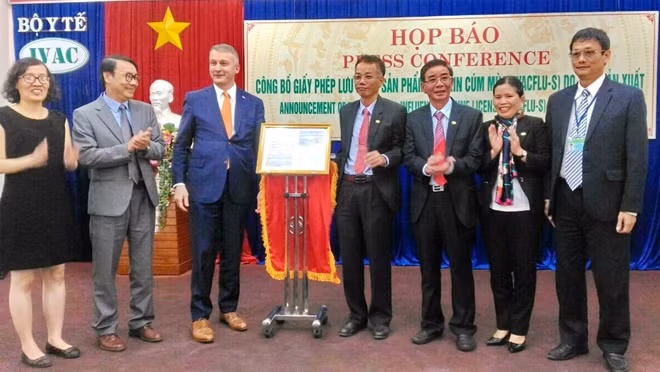 Lãnh đạo IVAC cùng Giám đốc BARDA và quyền Trưởng Đại diện PATH tại Việt Nam công bố Giấy phép của Bộ Y tế lưu hành vắc xin IVACFLU-S