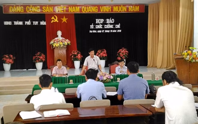 Ông Võ Ngọc Kha - Chủ tịch UBND TP Tuy Hòa trả lời câu hỏi của các nhà báo. Ảnh : Hữu Toàn