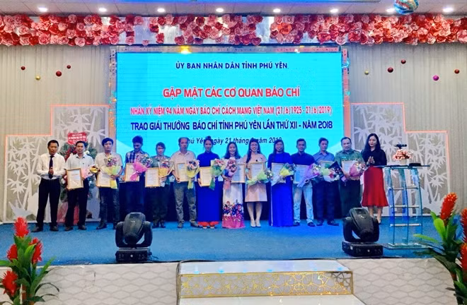 Phóng viên Báo CAND Phan Thế Hữu Toàn cùng một số đồng nghiệp nhận giải C. Ảnh: CTV