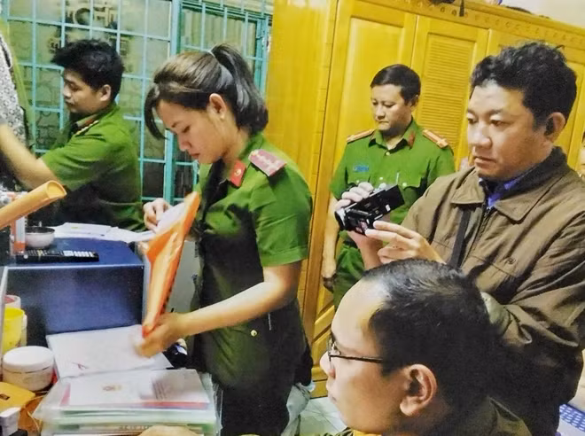 Cơ quan CSĐT Công an Phú Yên khám xét, thu giữ nhiều tang vật khi khám phá đường dây cờ bạc qua mạng Internet