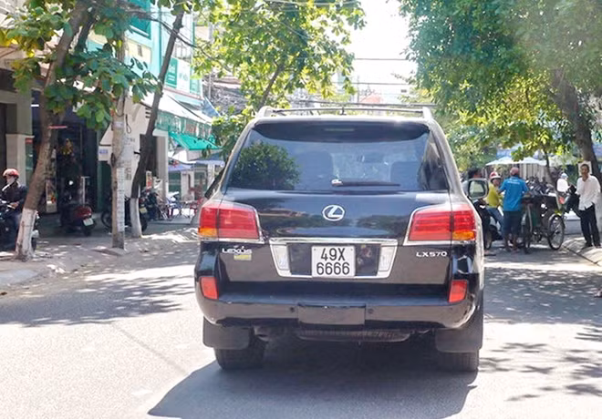 Chiếc xe ô tô biển kiểm soát "tứ quý" 6 đã gây ra tai nạn. Ảnh : CTV