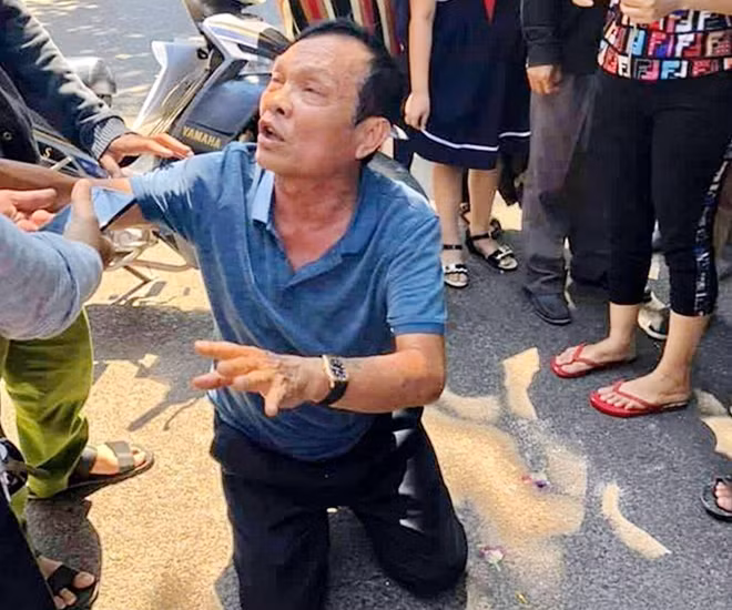 Ông Nguyễn Đức Huyện hoảng loạn quỳ xuống đường phố van xin mọi người sau khi gây ra tai nạn thảm khốc. Ảnh : CTV