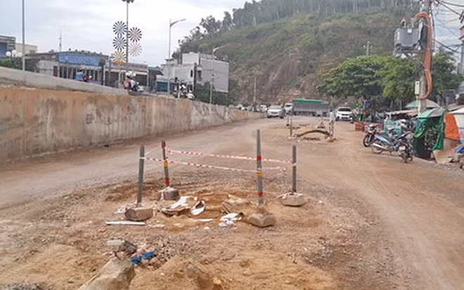 Sau sự cố tài nạn, doanh nghiệp thi công công trình mới lắp đặt nắp hố cống và rào chắn báo hiệu nguy hiểm. Ảnh : CTV
