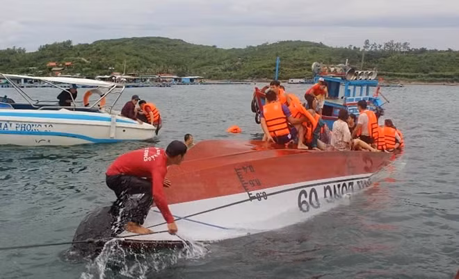 Trên vịnh biển Nha Trang cuối tháng 12-2018 từng xảy ra vụ lật ca nô cao tốc Phi Long 09 khiến 2 người trong một đoàn du khách tử nạn. Ảnh : CSGT Khánh Hòa