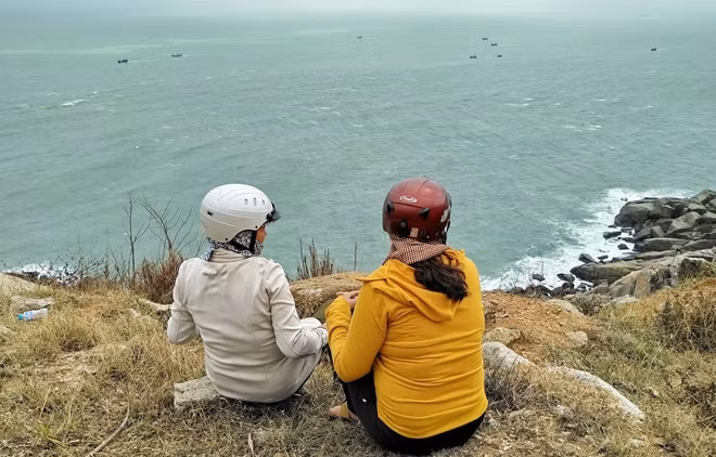 Nhiều người thân, bạn bè, đồng nghiệp của hai ngư dân mất tích trông vọng phía biển.