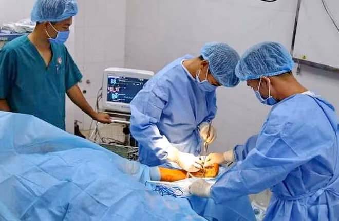 Các bác sĩ Trung tâm Y tế thị trấn Trường Sa phẫu thuật cấp cứu ngư dân Trần Văn Cường. Ảnh : TTYTTS