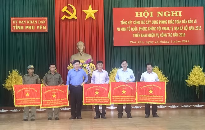 Trao cờ thi đua của UBND tỉnh Phú Yên cho 5 tập thể. Ảnh : Hữu Thành