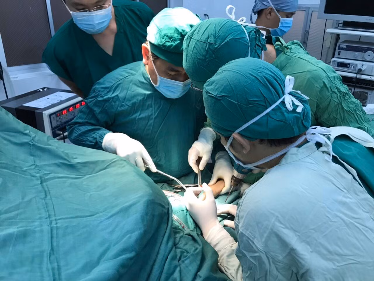 Cứu sống bệnh nhân hoại thư sinh hơi chân trái do nhiễm trùng vết thương