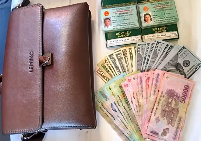 Túi xách có tài sản trị giá hơn 30 triệu đồng cùng một số giấy tờ đã được trả lại cho chủ sở hữu