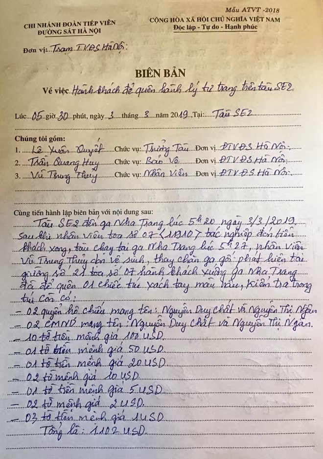 Biên bản kiểm tra tài sản hành khách bỏ quên đã được Trưởng tàu SE2 cùng đồng nghiệp xác lập ngay sau khi phát hiện