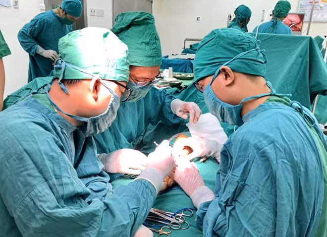 Các bác sĩ phẫu thuật kết nối bàn tay nạn nhân
