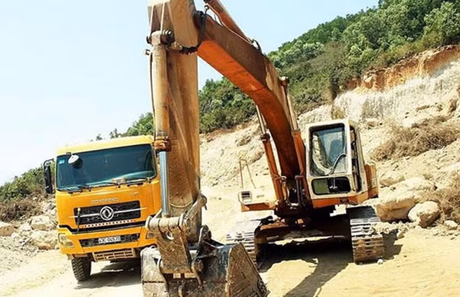 Phương tiện khai thác, vận chuyển đất trái phép của Công ty TNHH vận tải xây dựng tổng hợpBình Diễm từng bị tạm giữ tại núi Mò O. Ảnh : O.N