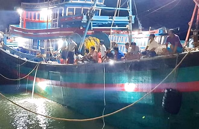 Nhiều ngư dân địa phương đến cảng cá Vĩnh Lương tìm kiếm ông Phạm Ngọc Công trong đêm tối. Ảnh : CTV