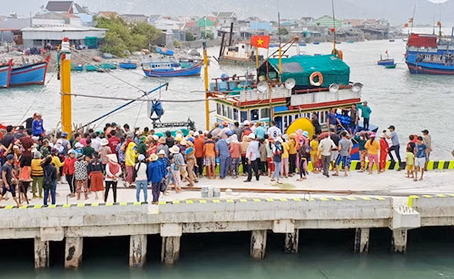 Thi thể 4 ngư dân tìm thấy được đưa vào bờ. Ảnh : CTV