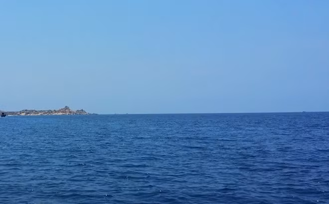 Vùng biển Hòn Lau Câu - nơi xảy ra sự cố tài nạn sóng gió đánh chìm tàu cá khiến 5 ngư dân mất tích. Ảnh : CTV
