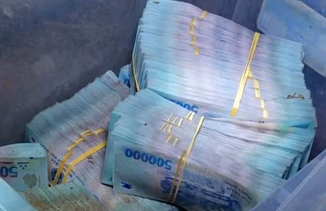 Trinh sát hình sự truy thu tiền do hai nghi các cướp đoạt