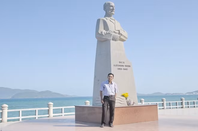 Tượng đài A.Yersin trong công viên A.Yersin bên bờ biển Nha Trang. Ảnh : Hữu Toàn