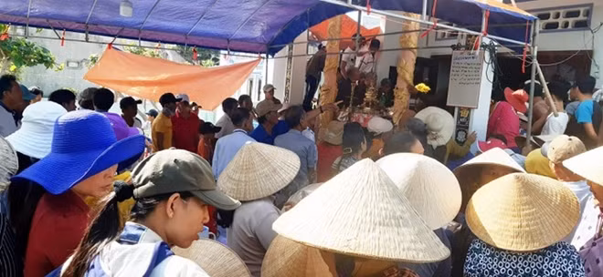 Đông đảo người dân địa phương tham gia nghi lễ cúng tế trước khi mai táng cá Ông. Ảnh : Ngọc Oai