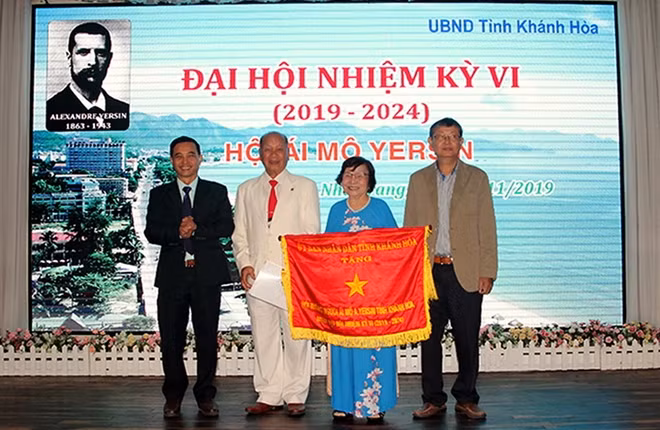 Hội ái mộ A.Yersin tỉnh Khánh Hòa đón nhận cờ thi đua của UBND tỉnh Khánh Hòa. Ảnh : CTV