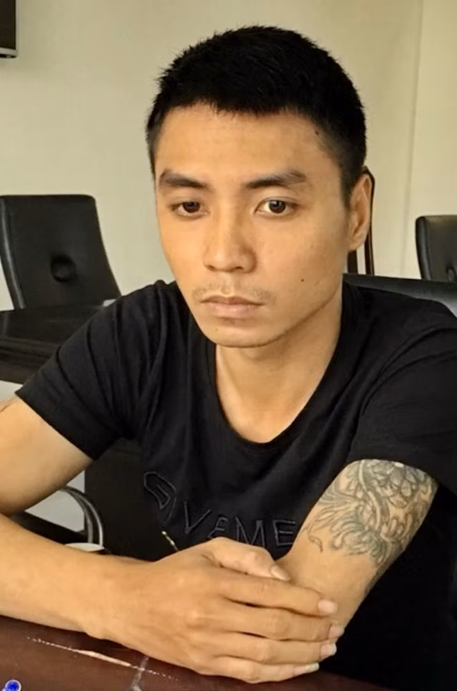 Đối tượng Trần Văn Tình sau khi bị các trinh sát hình sự Công an TP Nha Trang vây bắt quả tang về hành vi cưỡng đoạt tài sản