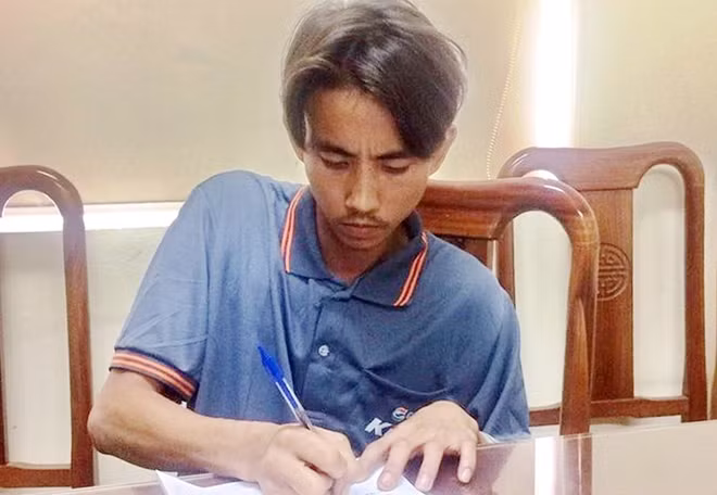 Đối tượng Phan Ái Dương - hung thủ gây án giết người, cướp tài sản sau khi được dẫn giải từ Lạng Sơn về đến Phú Yên. Ảnh : CTV