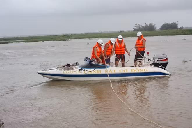 Trước khi cơn bão số 6 ập vào đất liền, Công an Phú Yên tăng cường ca nô và cán bộ -chiến sĩ đến những vùng có nguy cơ lũ quét, sạt lở đất ven sông để sẵn sàng cứu nạn cứu hộ. Ảnh : Hữu Toàn
