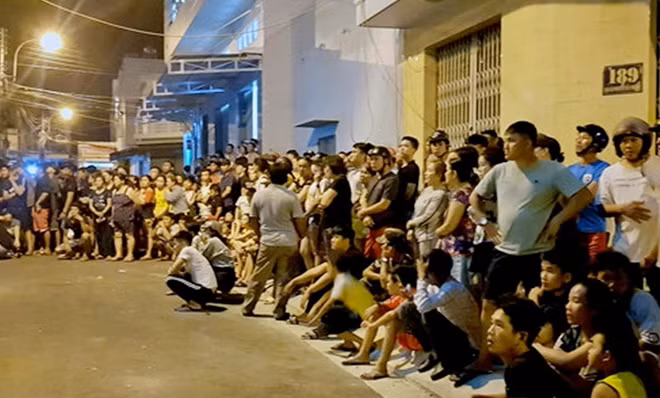 Hàng trăm người dân địa phương quan sát cuộc kiểm tra, khám xét khách sạn Duy Nhất. Ảnh : Zing