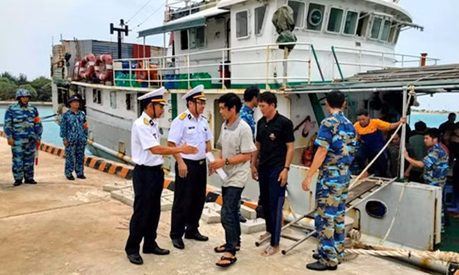 Tàu 74 ủa Hải đoàn 129 Quân cảng Sài Gòn đưa 46 ngư dân đến đảo Sinh Tồn. Ảnh: Thành Nam