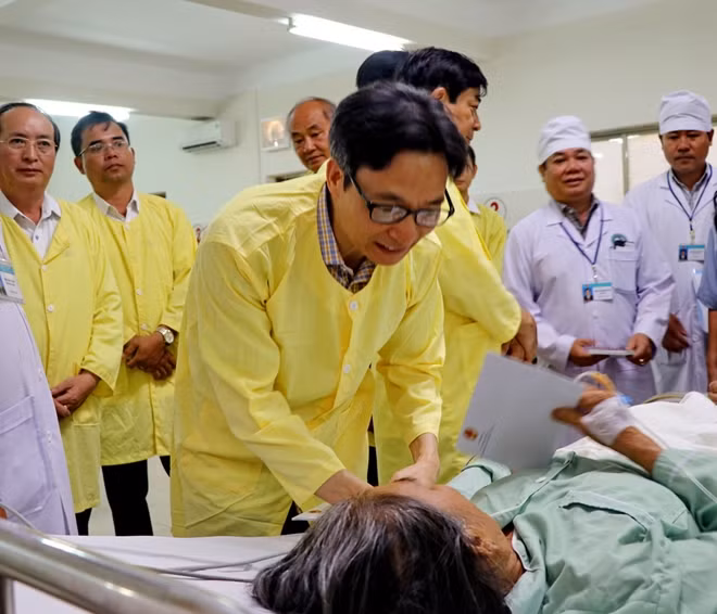 Phó Thủ tướng Vũ Đức Đam thăm hỏi, động viên bệnh nhân ở Khoa hồi sức tích cực Bệnh viện đa khoa Phú Yên