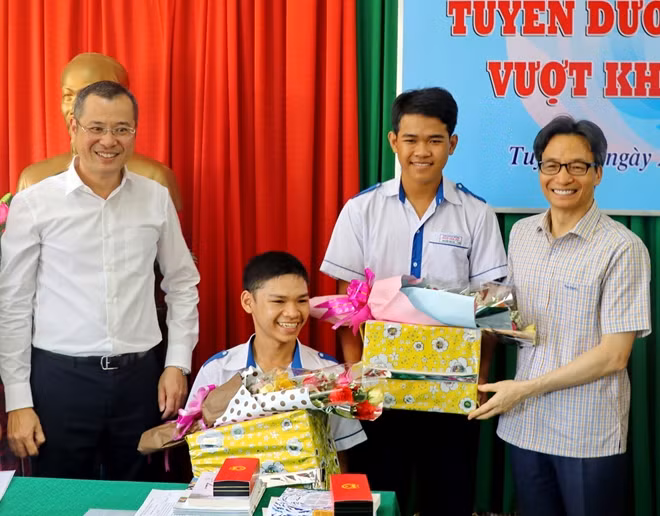Phó Thủ tướng Vũ Đức Đam trao quà cho nam sinh Võ Hoàng Anh - học sinh lớp 10B6 Trường THPT Ngô Gia Tự, TP Tuy Hoà