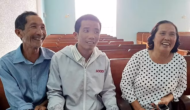 Niềm vui của ông Trần Triệu Bảo Hoàn cùng cha mẹ khi được TAND tỉnh Phú Yên công khai xin lỗi