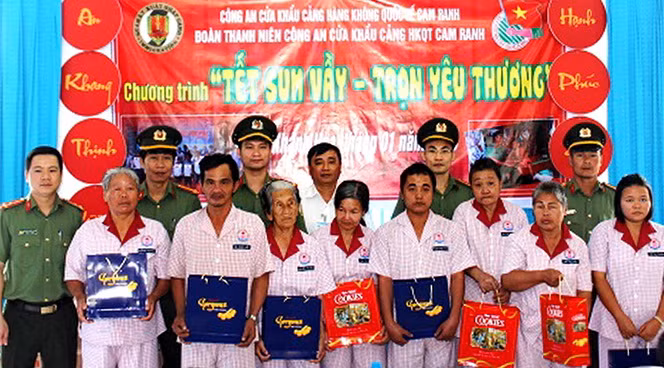 Đoàn viên Công an Cửa khẩu hàng không Cam Ranh trao tặng quà tết ở Khánh Hòa
