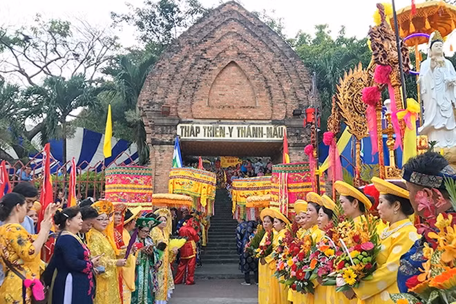 Những người hành lễ xếp hàng trước tháp Thiên Y Thánh Mẫu
