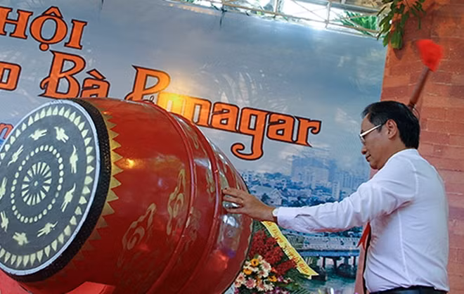 Phó Chủ tịch UBND tỉnh Khánh Hoà - ông Nguyễn Đắc Tài đánh hồi trống khai hội Tháp Bà Ponagar
