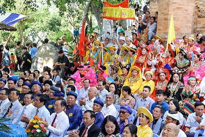 Đông đảo người dân tham dự khai mạc Lễ hội Tháp Bà Ponagar