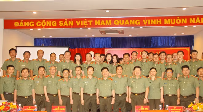 Thứ trưởng Nguyễn Văn Sơn chụp ảnh lưu niệm với các đại biểu tham dự hội thảo