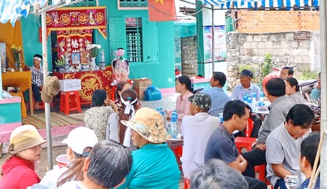 Người thân lo hậu sự cho những ngư dân xấu số . Ảnh : CTV