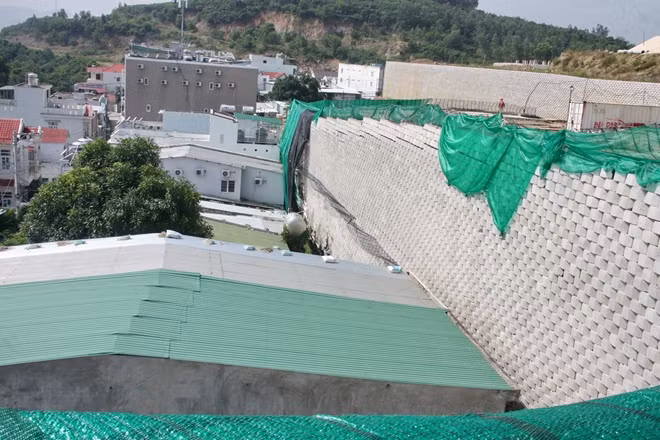 Bức tường xây lắp theo công nghệ MSE tại Khu biệt thự Marina Hill Nha Trang sẽ phải tháo dỡ Ảnh : Phan Văn Lương