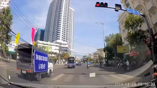 Hình ảnh đoàn xe tuyên truyền về ATGT vượt đèn đỏ được camera hành trình của một xe ô tô ghi lại Hình ảnh đoàn xe tuyên truyền về ATGT vượt đèn đỏ được camera hành trình của một xe ô tô ghi lại
