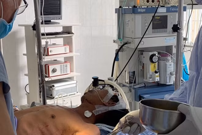 Bệnh nhân Huỳnh Văn T khi được đưa vào Bệnh viện đa khoa khu vực Cam Ranh cấp cứu. Ảnh : C.Đan