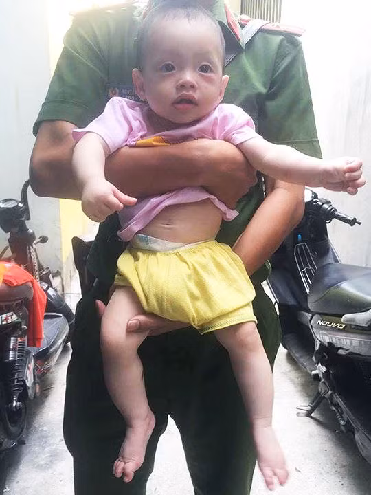 Đứa trẻ bị bỏ rơi đang được Chính quyền và Công an phường Hải Cảng nỗ lực tìm kiếm thân nhân. Ảnh : FB Đứa trẻ bị bỏ rơi đang được Chính quyền và Công an phường Hải Cảng nỗ lực tìm kiếm thân nhân. Ảnh : FB