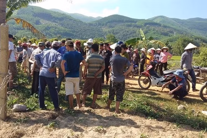 Nhiều người dân địa phương đến hiện trường tìm hiểu vụ việc. Ảnh : CTV