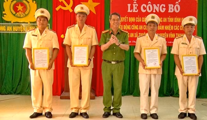 Lãnh đạo Công an tỉnh Bình Định trao quyết định điều động, phân công 7 cán bộ. Ảnh: CTV