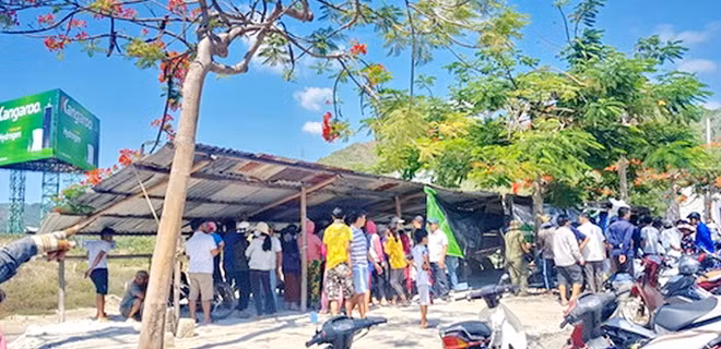 Nhiều người dân hiếu kỳ đến hiện trường tìm hiểu vụ việc