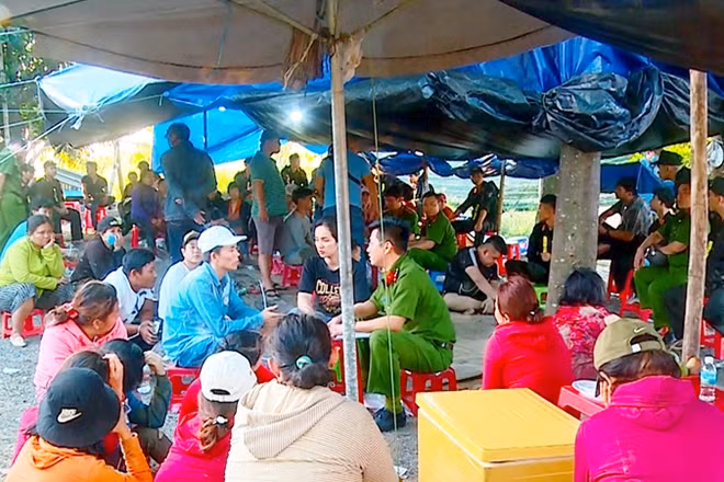 Cảnh sát hình sự kiểm tra tạng vật và căn cước của các đối tượng có mặt tại sòng bạc. Ảnh : Công an cung cấp