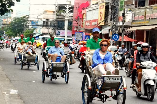Du khách nước ngoài đến Nha Trang tham quan nghỉ dưỡng rất cần những hướng dẫn viên du lịch chuyên nghiệp. (Ảnh minh họa - CTV)