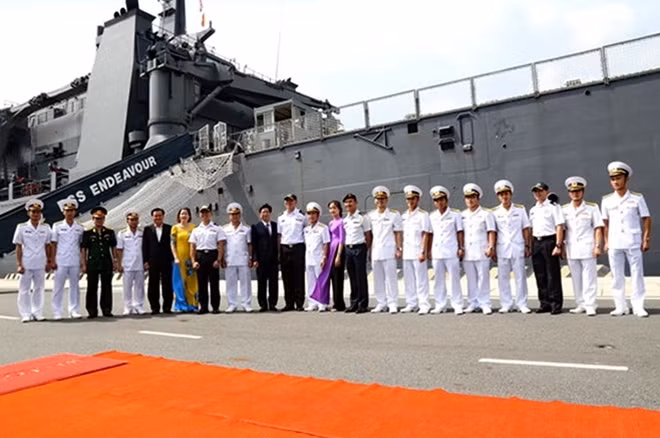 Đại diện Cục Đối Ngoại - Bộ Quốc phòng, Bộ Tư lệnh Vùng 4 Hải quân tiếp sĩ quan, thủy thủ tàu RSS ENDEAVOUR